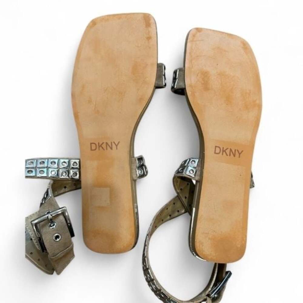 🏷️ DKNY Women's Studded Buckle Flat Sandal Heeled Size 9 - Picture 4 of 5